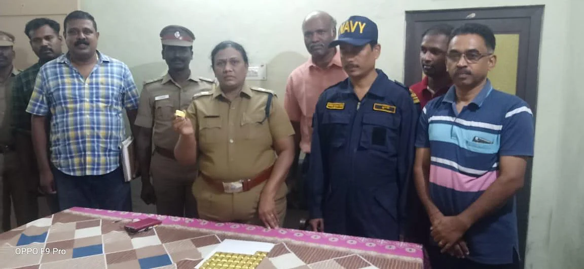 தங்கக்கட்டிகளுடன் அதிகாரிகள்