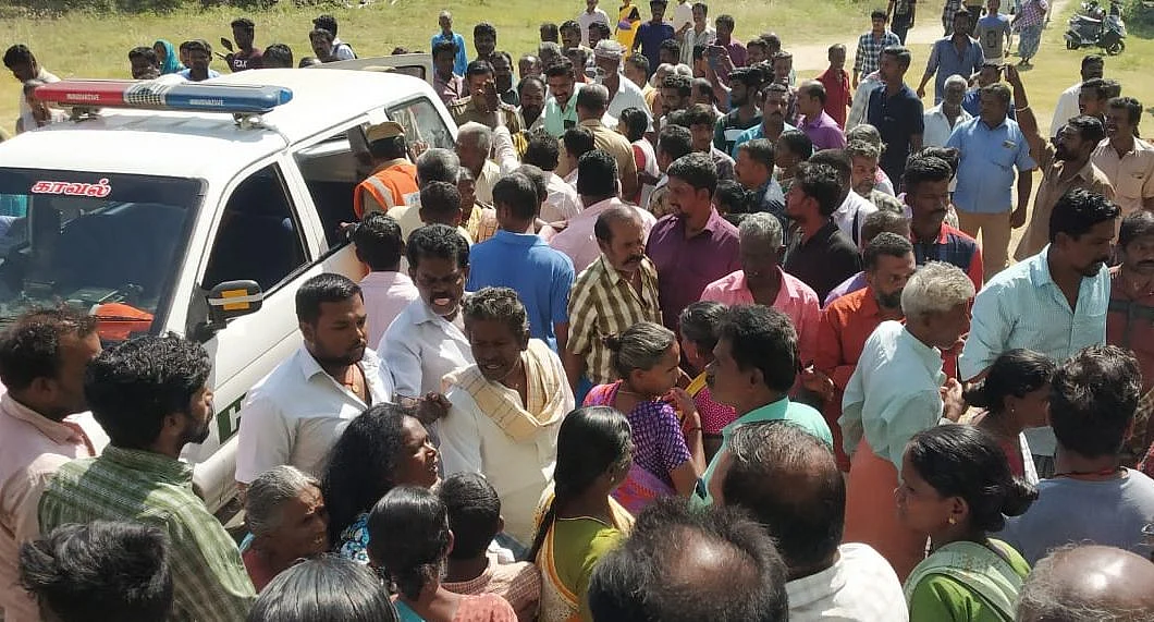 நாம் தமிழர் கட்சி நிர்வாகியை அழைத்துவந்த போலீஸ் வாகனம் முற்றுகை