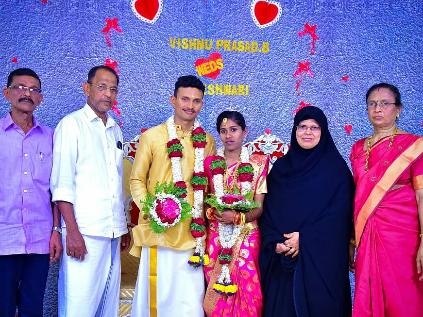 `மதம் வேற, மனுஷன் வேற இல்லையா?' -இந்து வளர்ப்புப் பெண்ணுக்கு திருமணம் செய்துவைத்த இஸ்லாமியத் தம்பதி