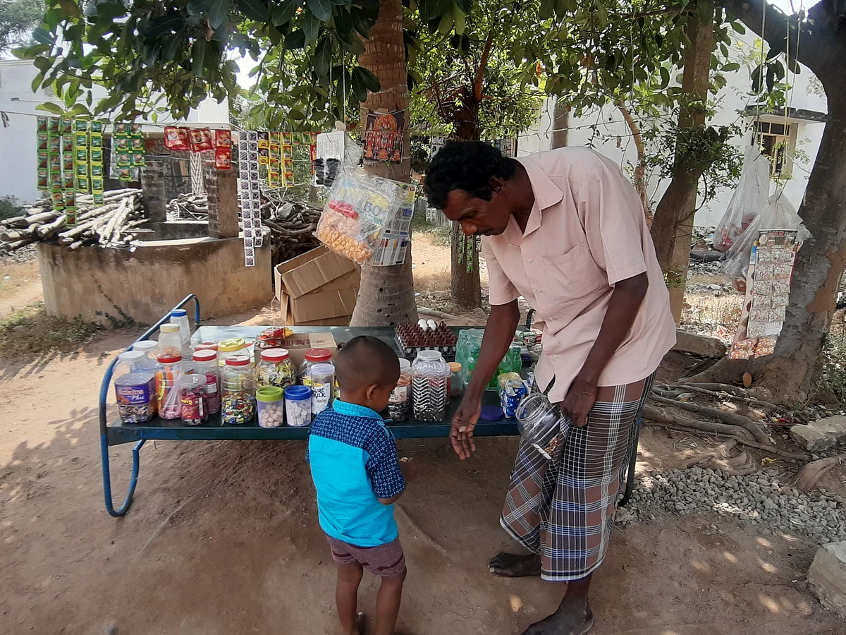 புதுக்கோட்டை: `ஒரு டீ-க்குக்கூட வழியில்லாம இருந்தேன்! - பெட்டிக்கடையால் தலைநிமிர்ந்த டீ மாஸ்டர்