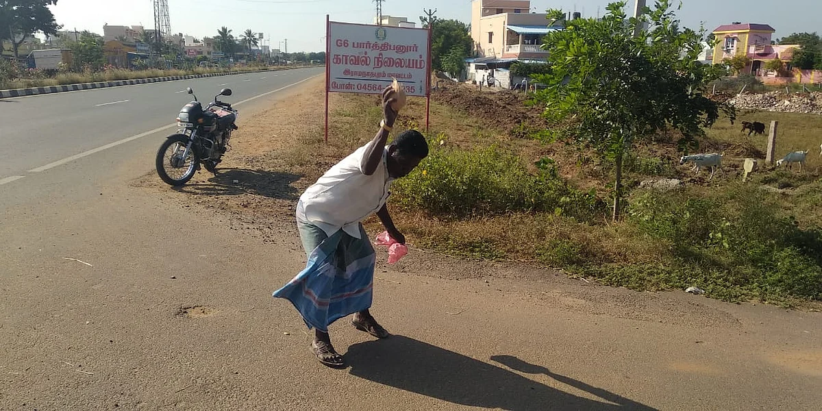 தேங்காய் உடைக்கும் சமூக ஆர்வலர் செல்வராஜ்