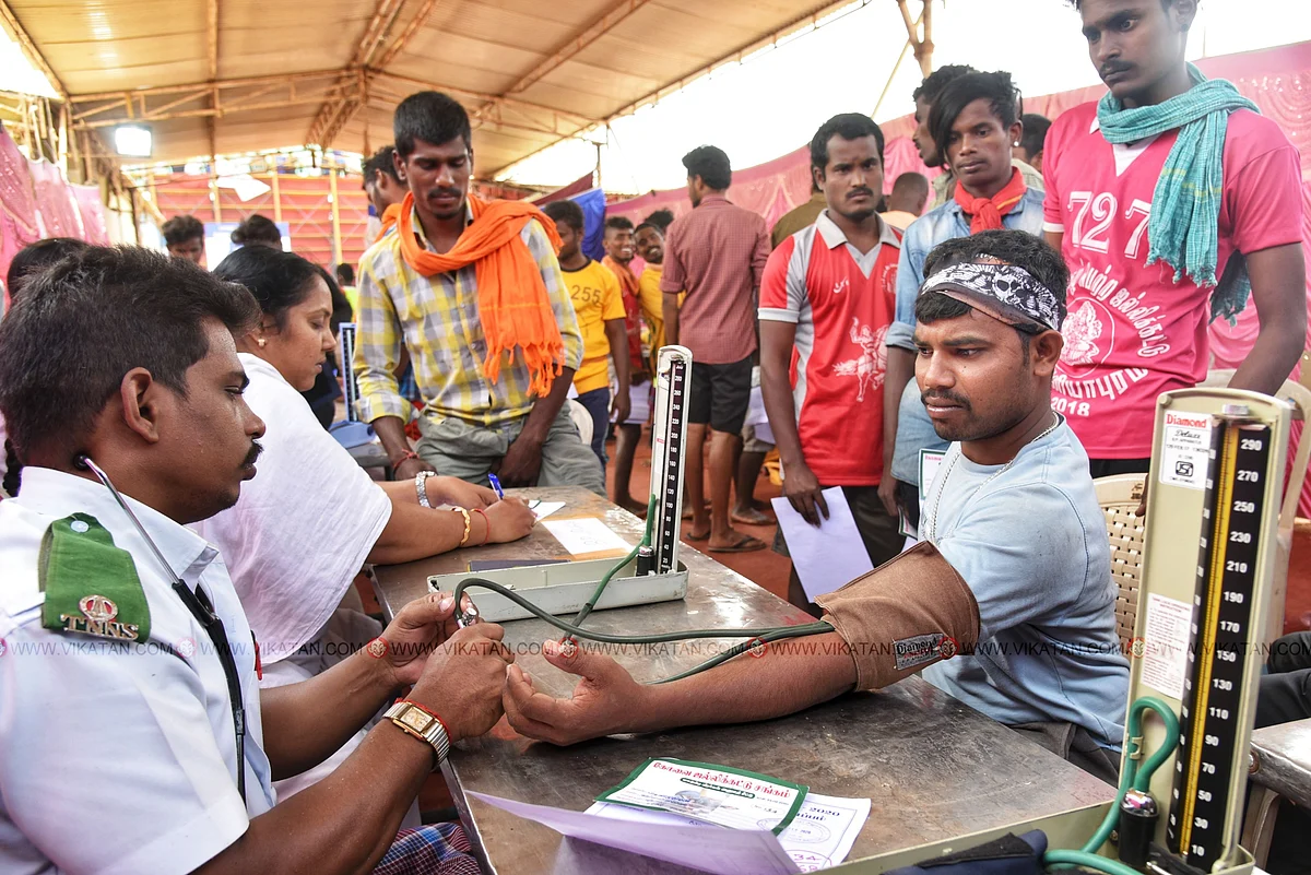 காலை 8:00 மணி
மாடுபிடி வீரர்களுக்கான மருத்துவசோதனையில் ஈடுபட்டுள்ள மருத்துவர்கள்