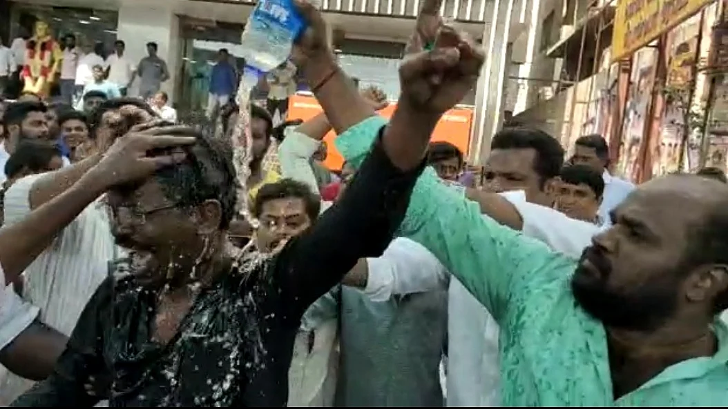 வீரபாண்டி ராஜா ஆதரவாளர்களின் போராட்டம்