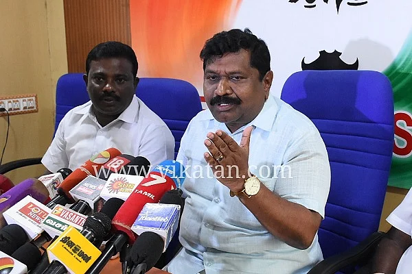 பேட்டியளிக்கும் இன்பதுரை