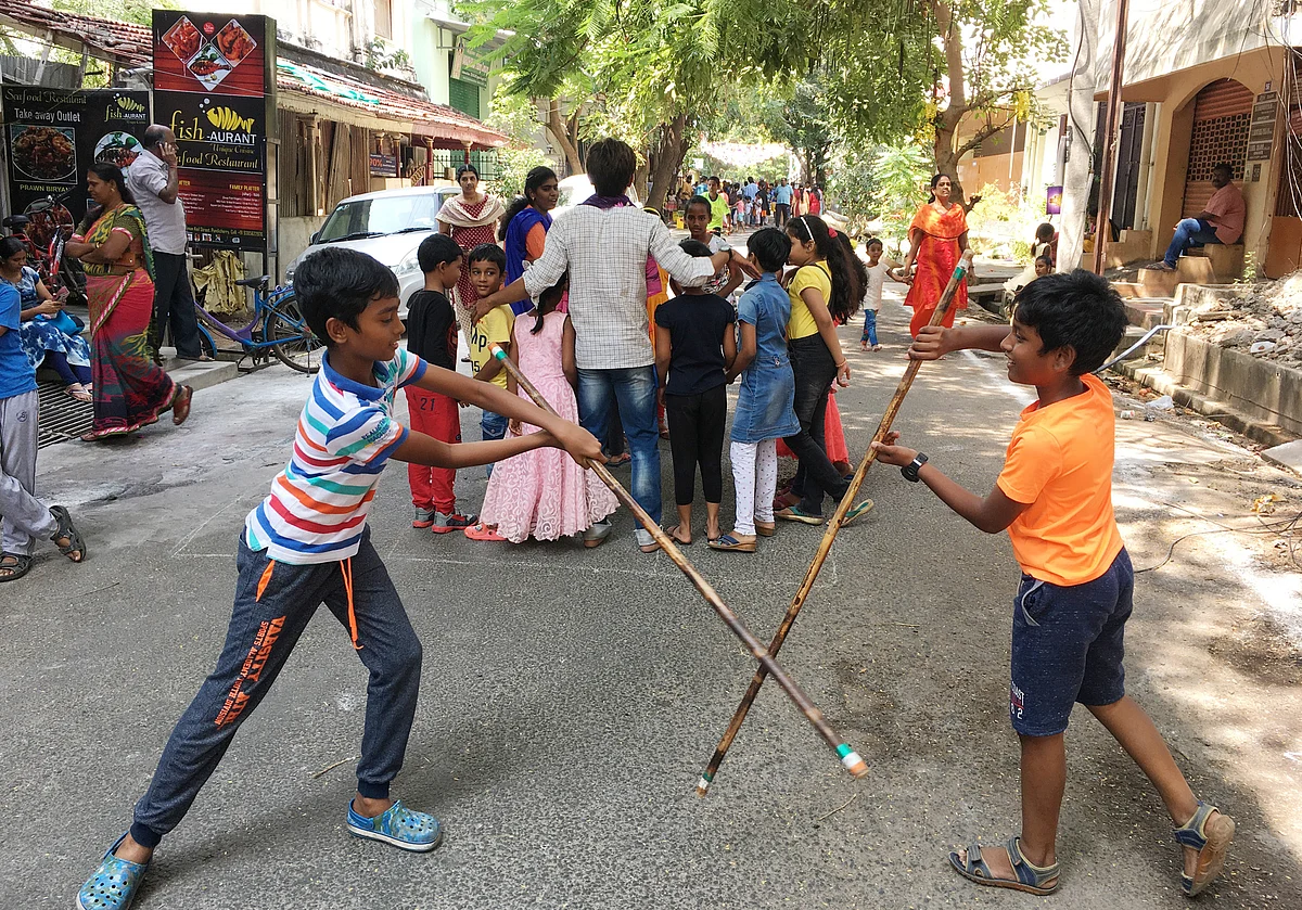 வீதியில் தமிழரின் பாரம்பரிய வீர விளையாட்டான சிலம்பம் சுற்றி மகிழும் சிறுவர்கள்