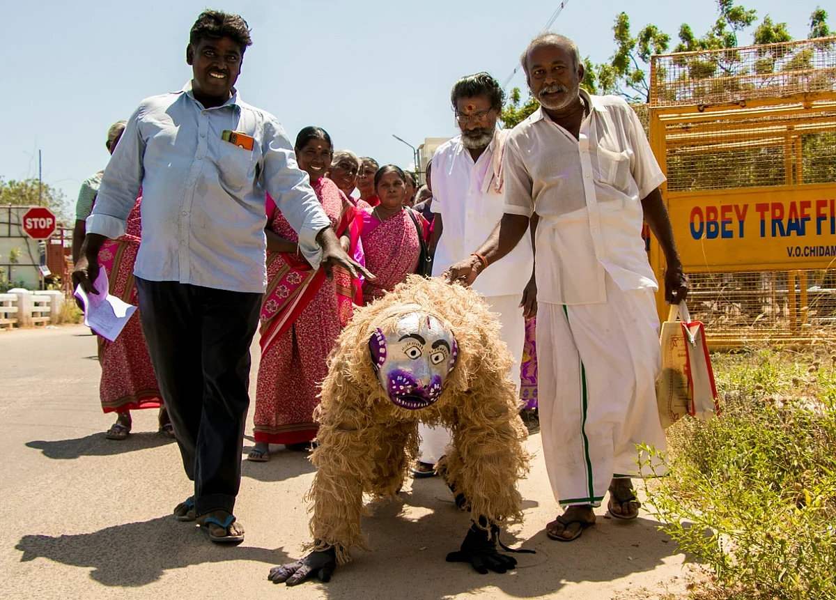 குரங்கு போல தாவி வந்த தொண்டன் சுப்பிரமணி