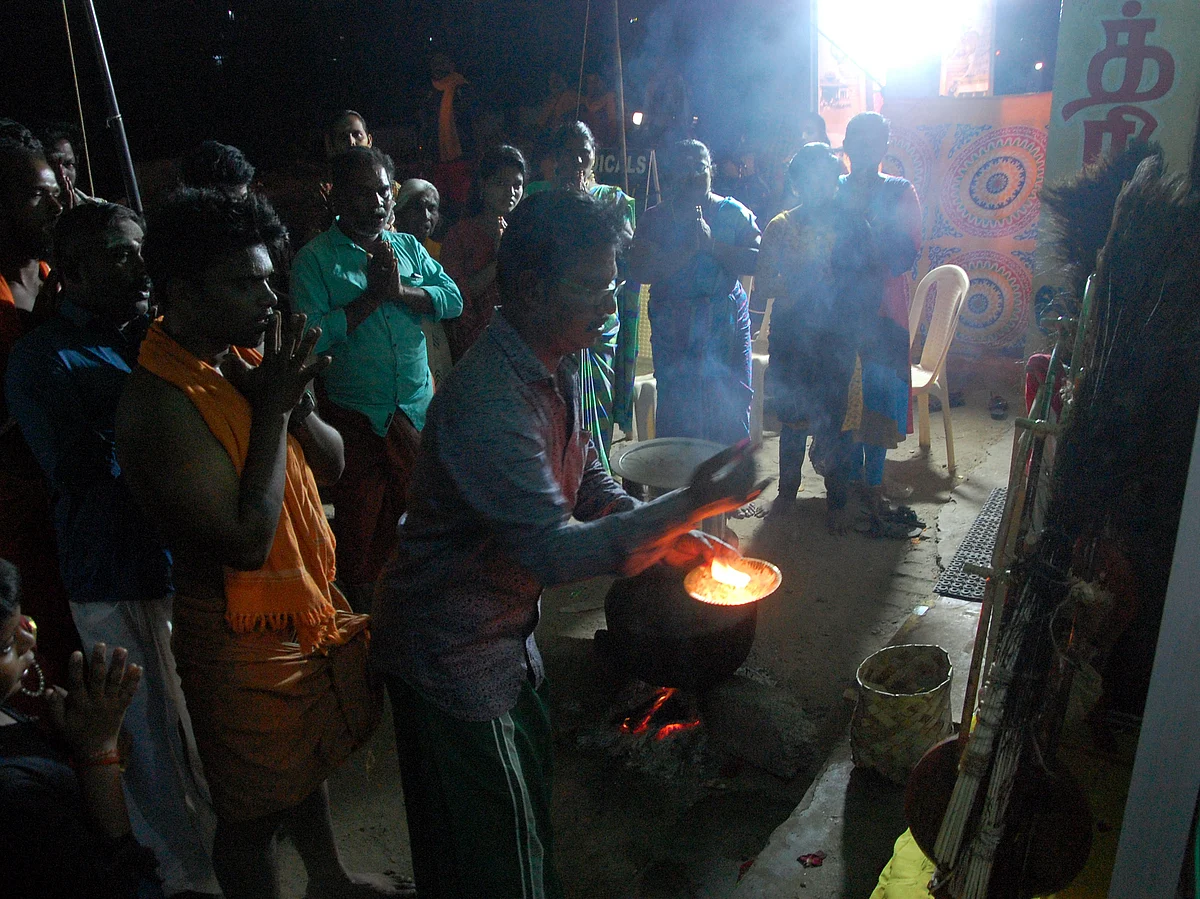 பக்தர்களை உபசரிக்கும் மக்கள்