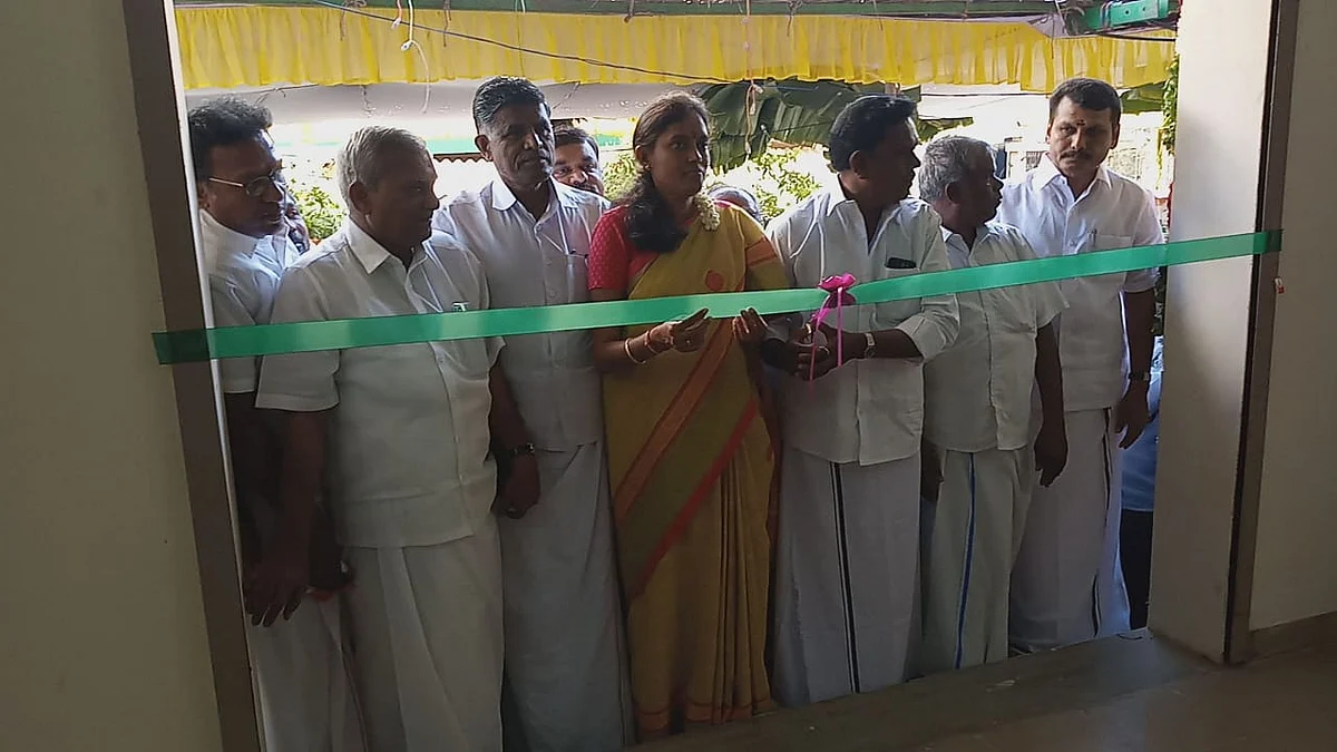 அலுவலகத்தைத் திறந்த தொழிலாளர்கள்