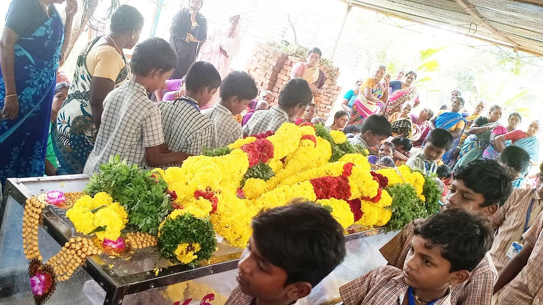 அஞ்சலி செலுத்தும் மாணவர்கள்