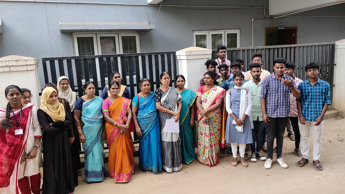 எஸ்.பி-யிடம் புகாரளித்த மாதர் சங்கம் , மாணவர் சங்கத்தைச் சேர்ந்தவர்கள்.