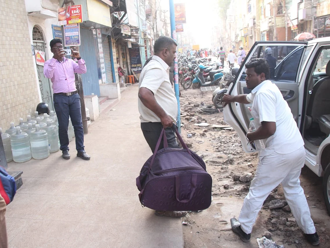 `4 பைகளில் சிக்கிய முக்கிய ஆவணங்கள்!’ - சிக்கலில் மதுரை அன்பு; ஐ.டி விசாரணையில் நடிகர் விஜய்