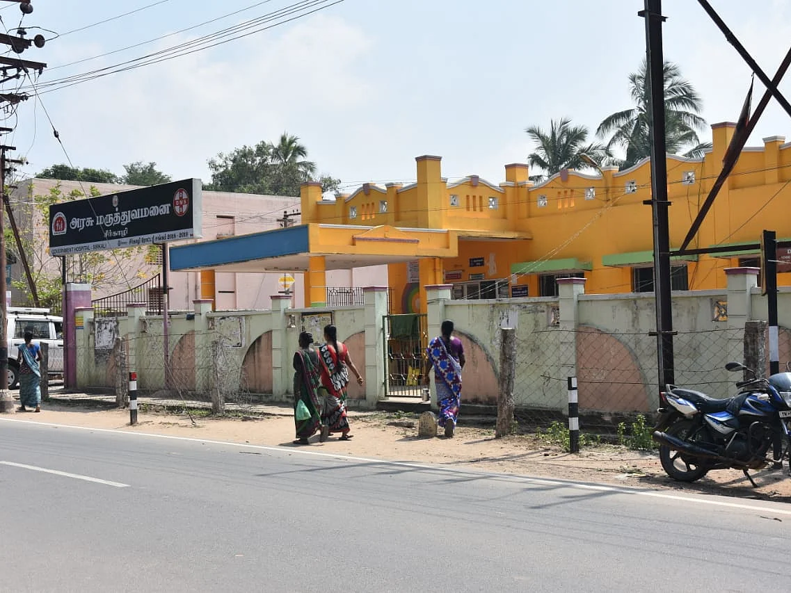 `மருத்துவம் பார்க்கக்கூட பணமில்லை!'- தீக்குளித்த தாய், காப்பாற்ற முயன்ற மகளுக்கு நேர்ந்த சோகம்