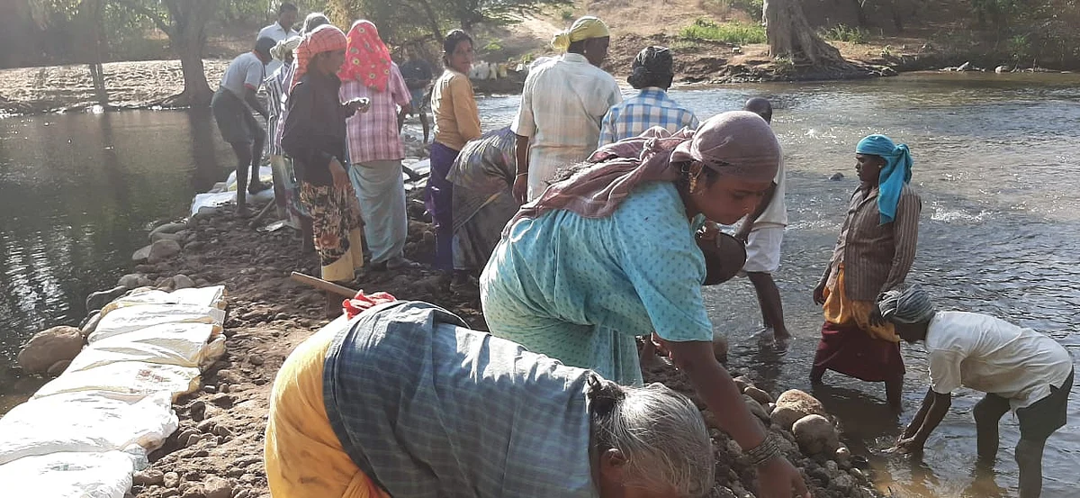பாலம் அமைக்க களமிறங்கிய பொதுமக்கள்