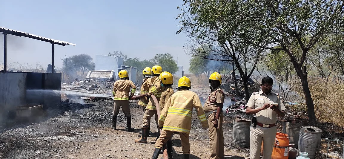 தீயை அணைக்கும் வீரர்கள்