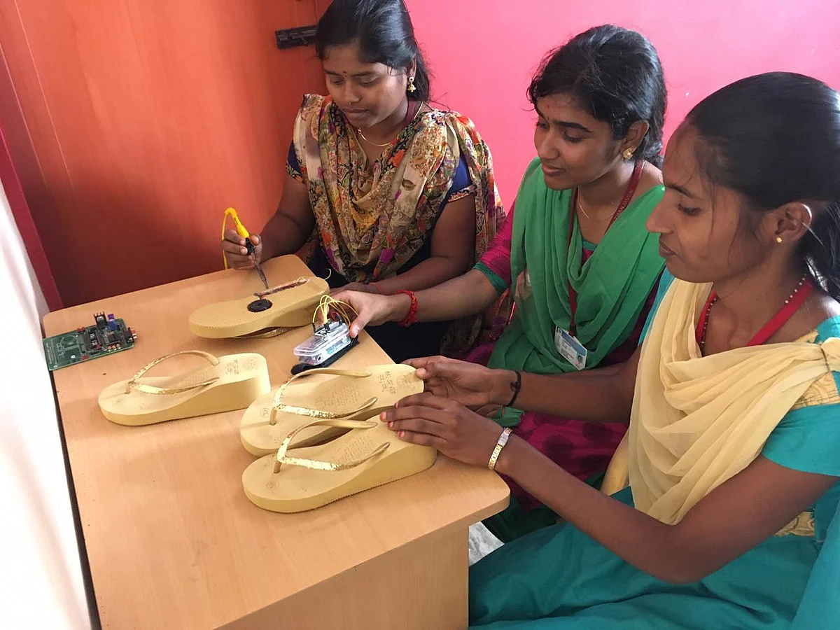 `100 மீட்டர் தூரம் அலாரம்; ஷாக் அடிக்கும்!' -பெண்களின் தற்காப்புக்காகத் தயாரான புதிய ரக செருப்பு
