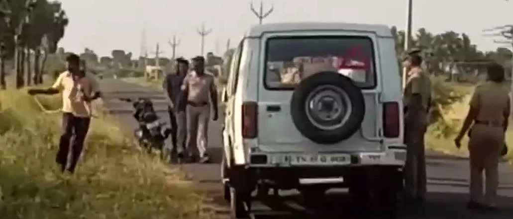 உடலை மீட்ட போலீஸார்