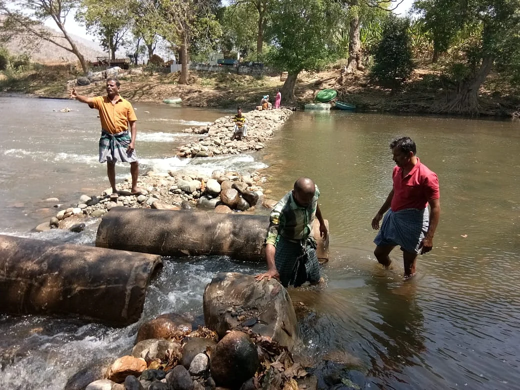 பாலம் அமைக்கும் பணியில்