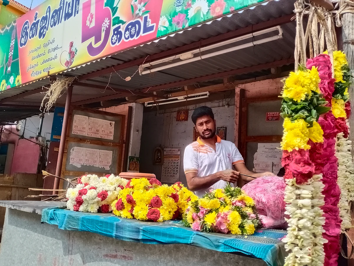 இன்ஜினியர் பூ கடையில் கார்த்திக்