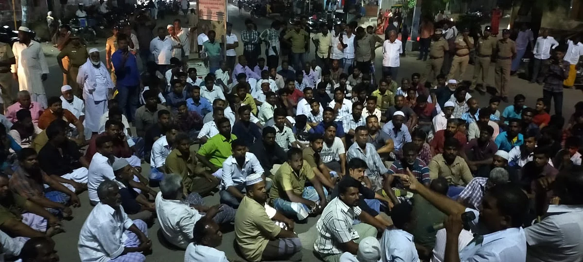 கம்பம் பள்ளிவாசல் அருகே போராட்டம்