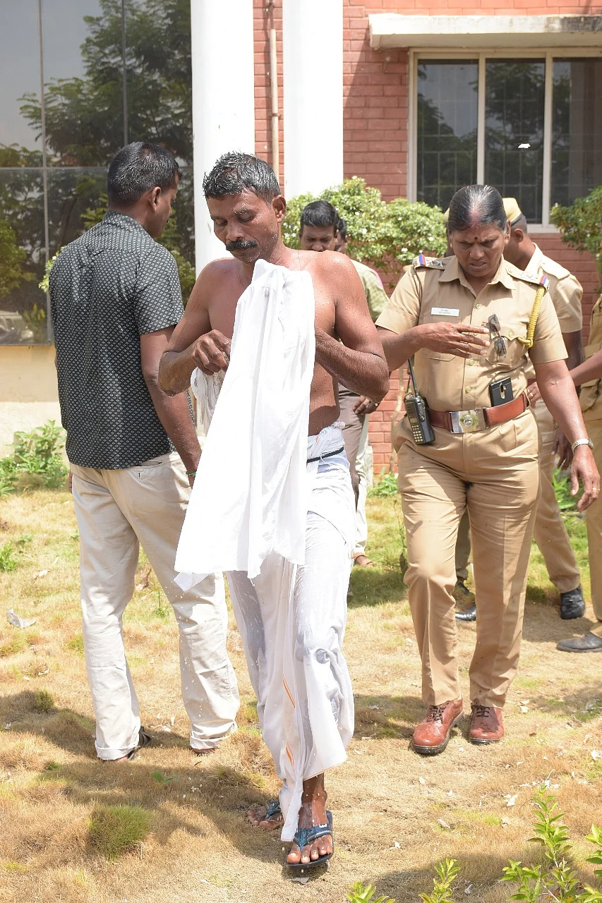 தீக்குளிக்க முயன்ற விவசாயி