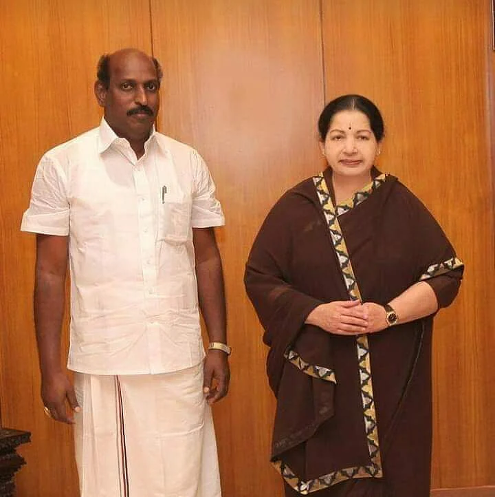முன்னாள் முதல்வர் ஜெயலலிதாவுடன் ஜான் தங்கம்