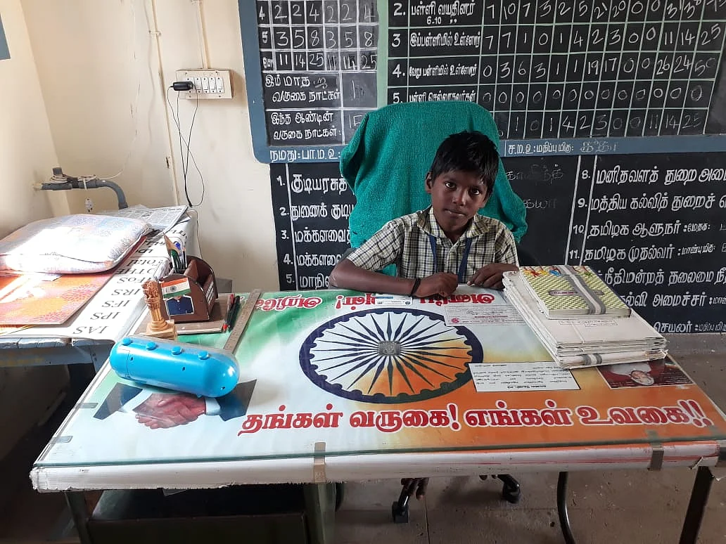 தலைமை ஆசிரியர் சீட்டில் லோகேஷ்