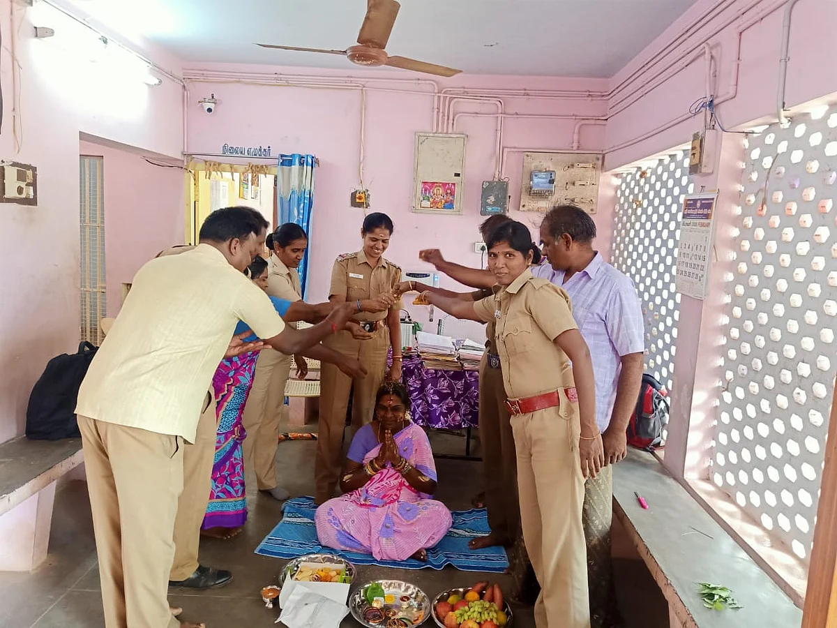 ` காவல் நிலையத்திலேயே வளைகாப்பு!' -கரூர் பெண் காவலருக்கு சர்ப்ரைஸ் கொடுத்த ஆய்வாளர்