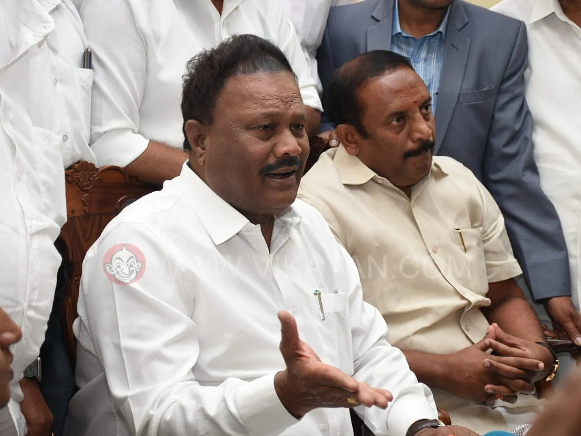 `பூட்டப்பட்ட அறை; 2 மணிநேர பேச்சுவார்த்தை!' -திண்டுக்கல் சீனிவாசன் சமரசத்தால் கொதித்த பழங்குடிகள்