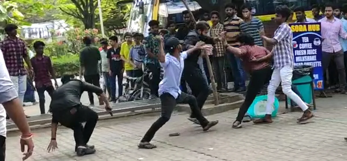 மாணவர்களிடையே சண்டையில் துப்பாக்கி