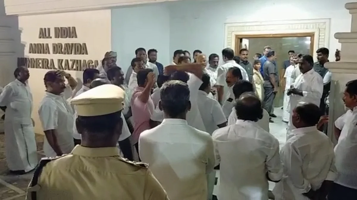 தமிழ்மகன் உசேன் முன்னிலையில் கோஷம்போடும் அ.தி.மு.க-வினர்