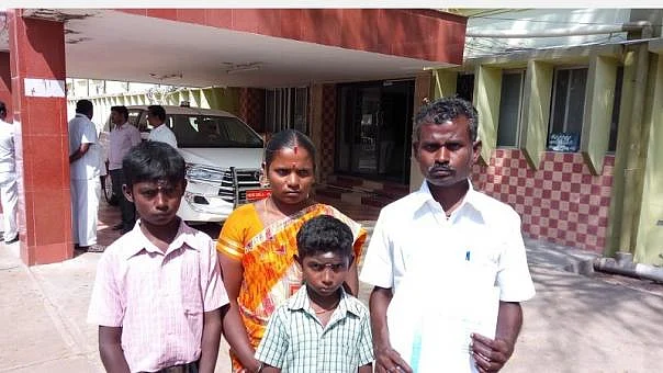 குடும்பத்துடன் மனு அளித்த மாரிமுத்து