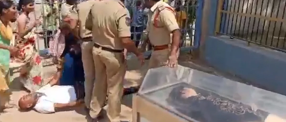 பூட்ஸ்காலால் உதைத்த போலீஸ்