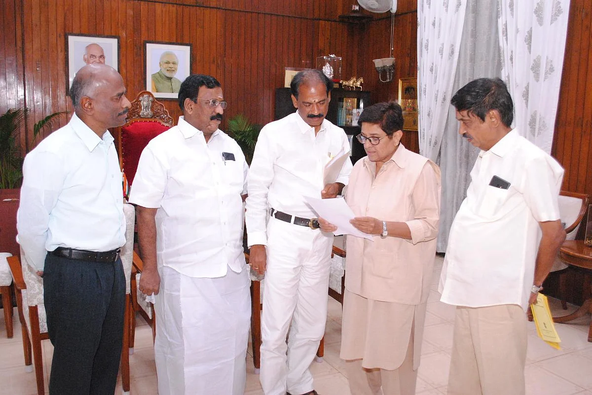 துணைநிலை ஆளுநர் கிரண் பேடியுடன் பா.ஜ.க நியமன எம்.எல்.ஏக்கள்