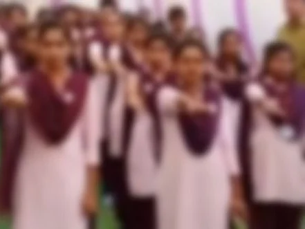 `யாரையும் காதலிக்க மாட்டோம்!'- மாணவிகளை உறுதிமொழி எடுக்க வைத்த கல்லூரி நிர்வாகத்தால் வெடித்த சர்ச்சை