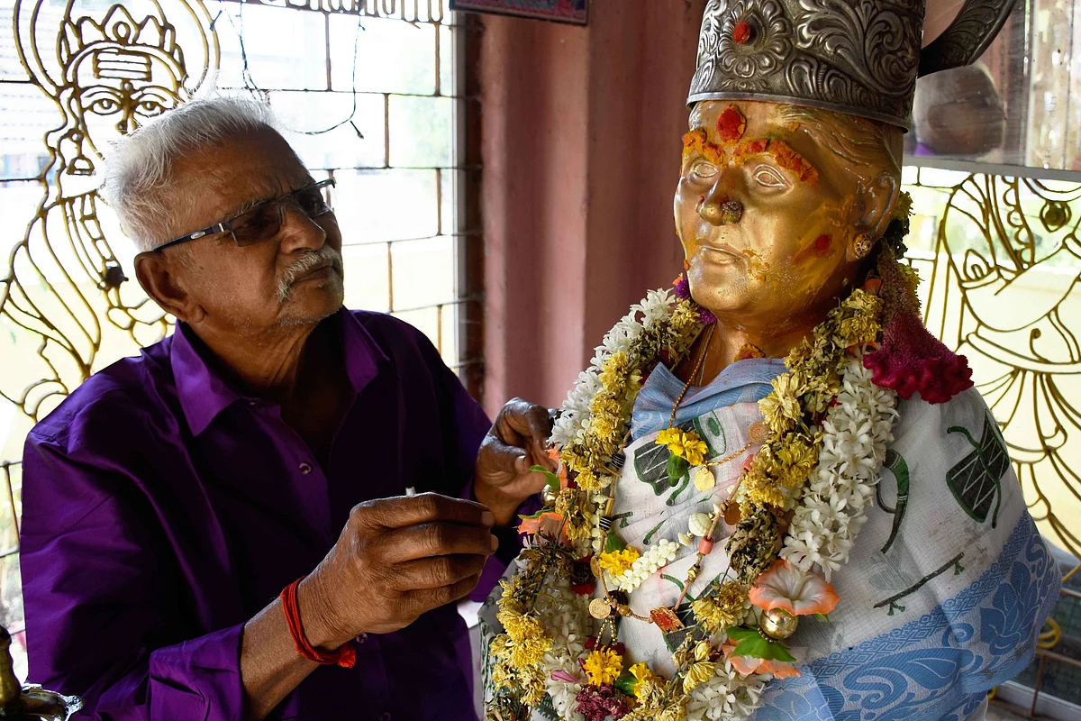 காதல் மனைவிக்கு சிலை