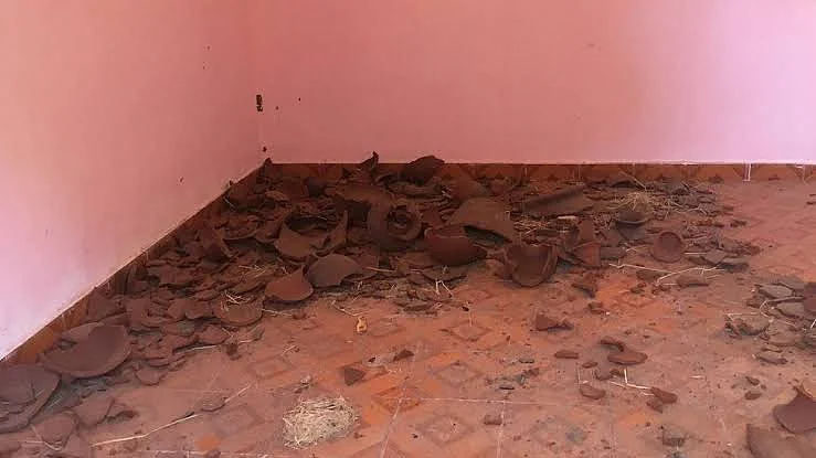 உடைந்துகிடக்கும் தாழிகள்