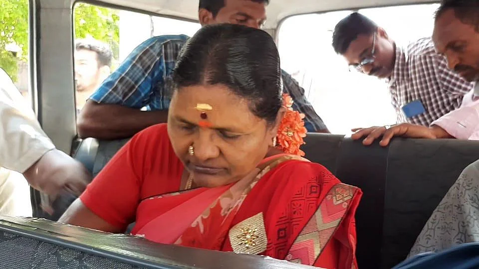 கைது செய்யப்பட்ட பெண் சமூக நலத்துறை அலுவலர் ஜெயப்பிரபா