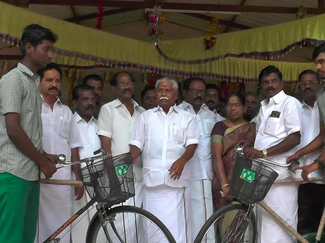 `அ.தி.மு.க நிர்வாகியா அவர்?' - அரசுப் பள்ளி தலைமையாசிரியரின் ஃப்ளெக்ஸால் கொதித்த பெற்றோர்