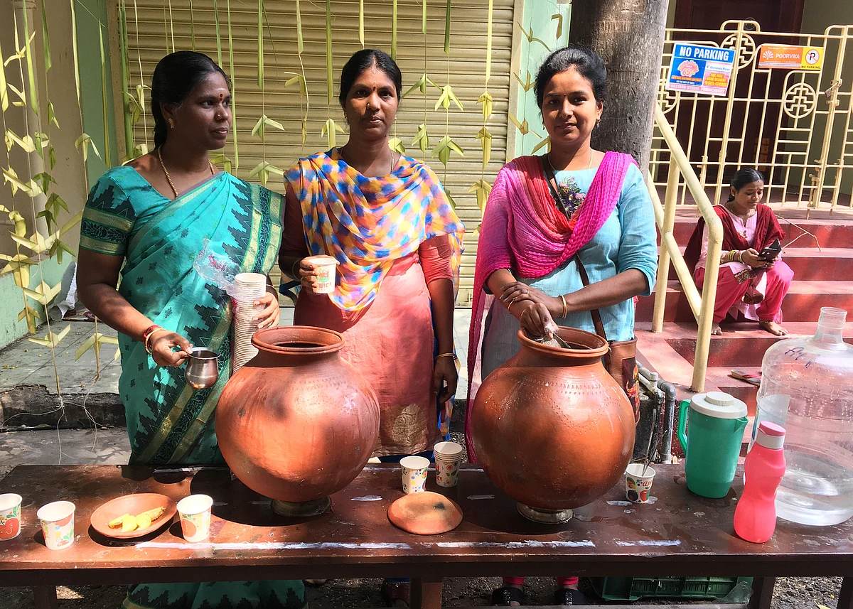 தடை செய்யப்பட்ட வீதியில் விளையாடும் குழந்தைகள் மற்றும் பொதுமக்களுக்கு மோர் வழங்கும் பெண்கள்