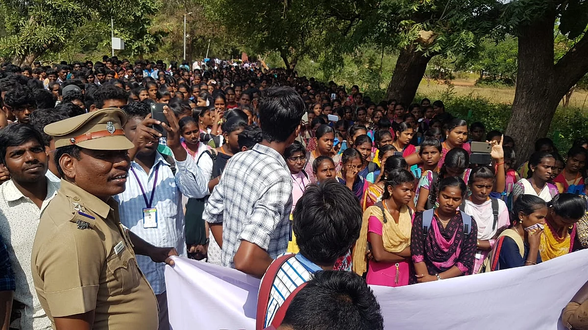 போராட்டத்தில் ஈடுபட்ட மாணவர்கள்