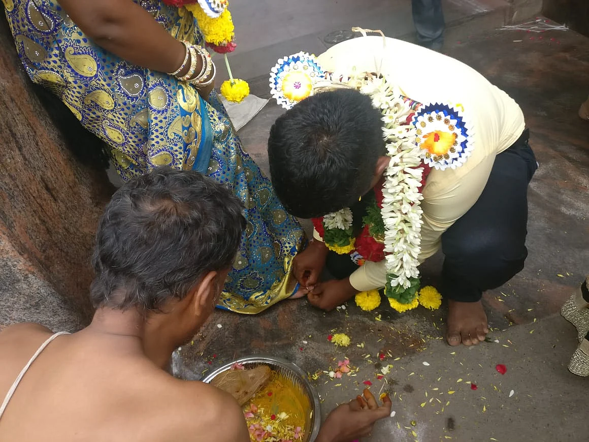 மெட்டி அணிவிக்கும் காவலர் ராஜா