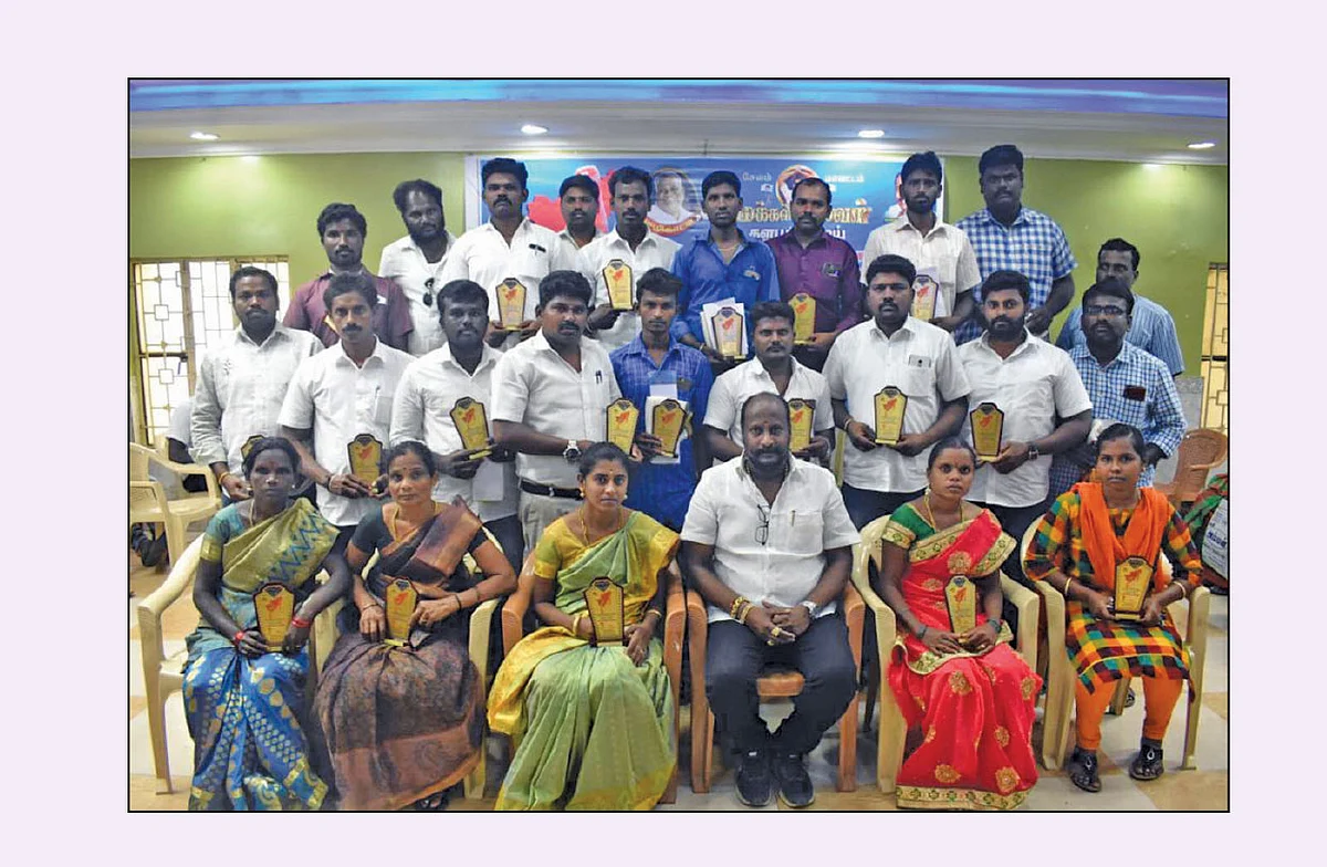உள்ளாட்சித் தேர்தலில் வென்ற விஜய் மக்கள் மன்றத்தினர்