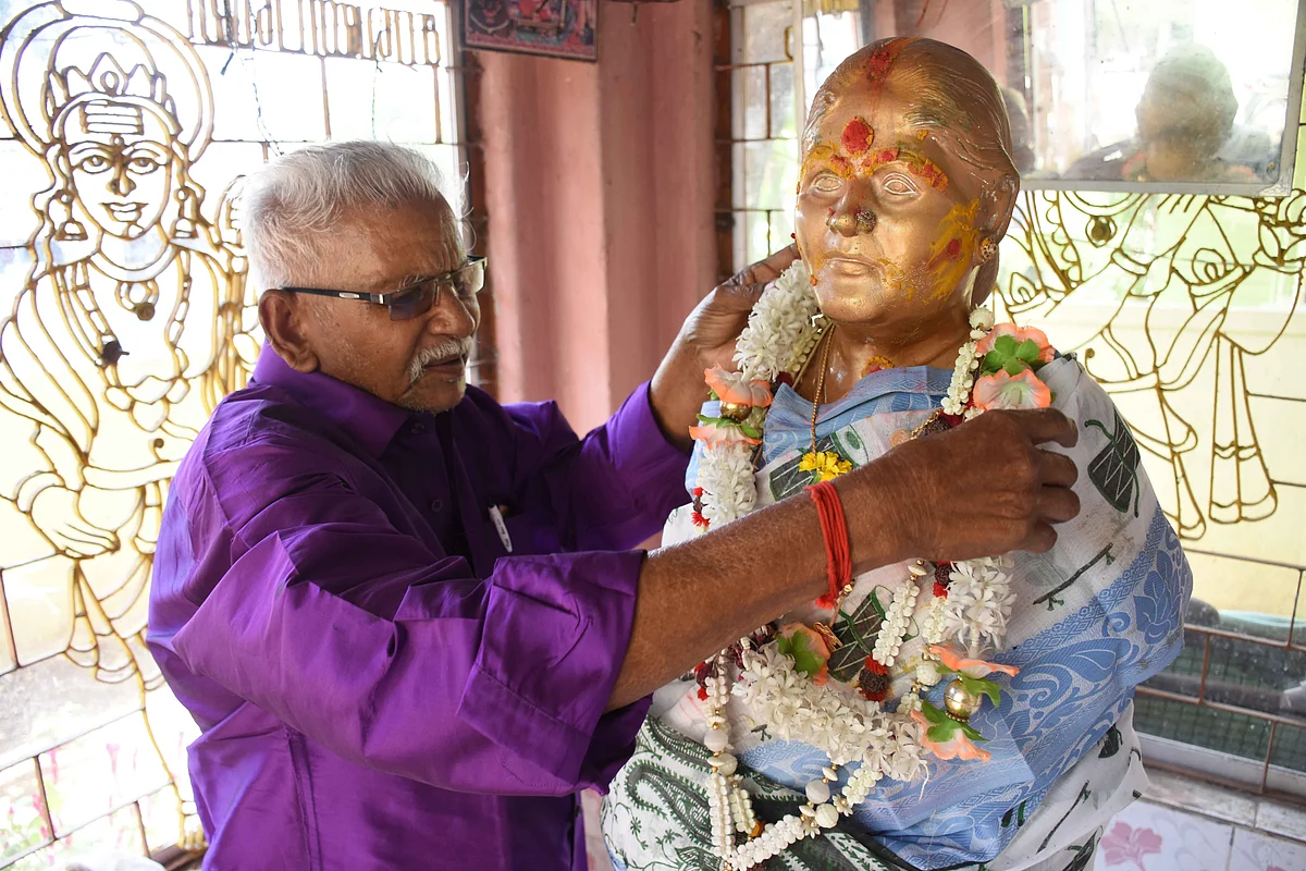 காதல் மனைவிக்கு சிலை
