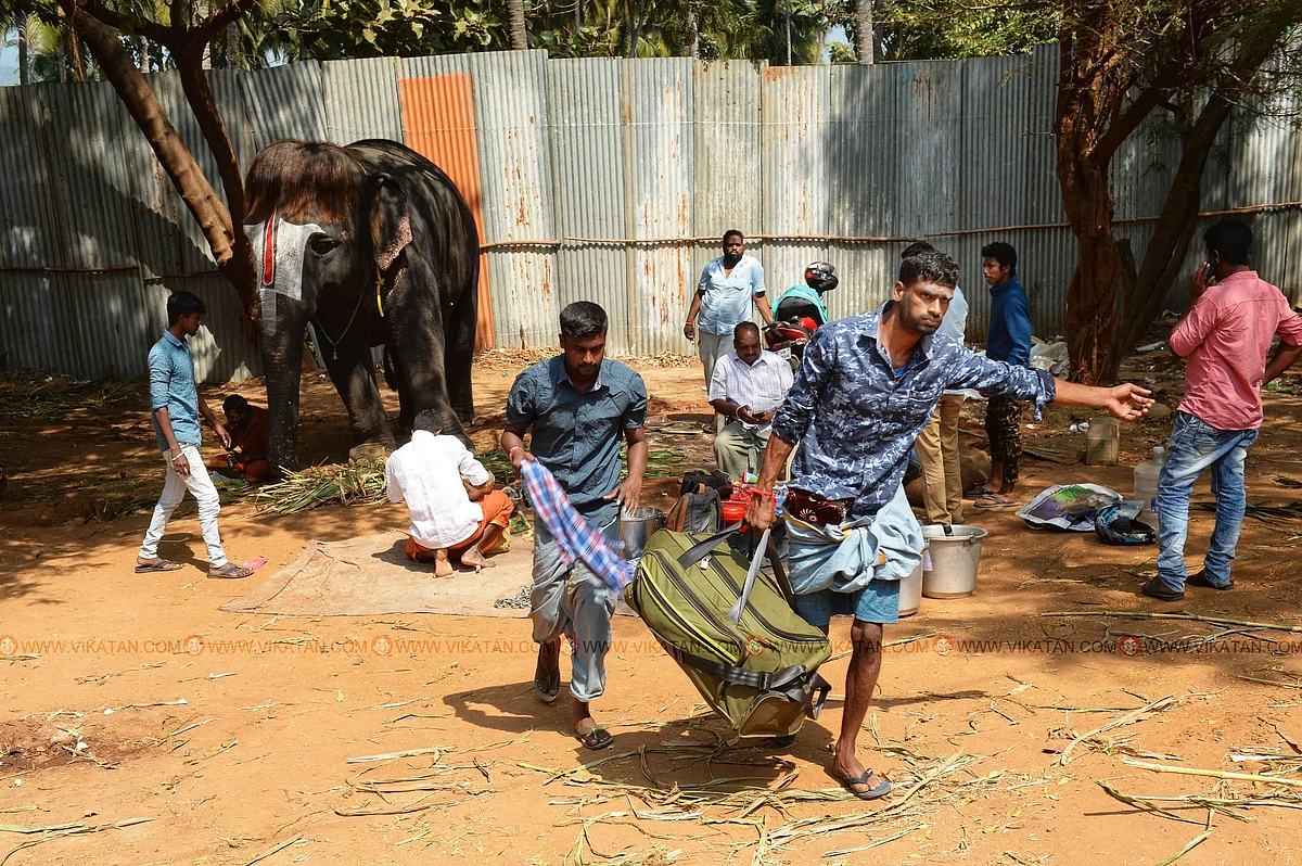 48 நாள்கள் முடிந்து, தாங்கள் கொண்டு வந்திருந்த அனைத்து பொருட்களையும் லாரியில் ஏற்றுவதற்காக கொண்டு செல்லும் உதவியாளர்கள்