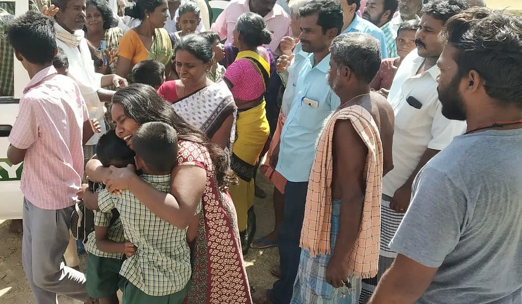 மாணவன் கிடைத்ததும் கட்டி அணைத்து கதறி அழும் தாய்