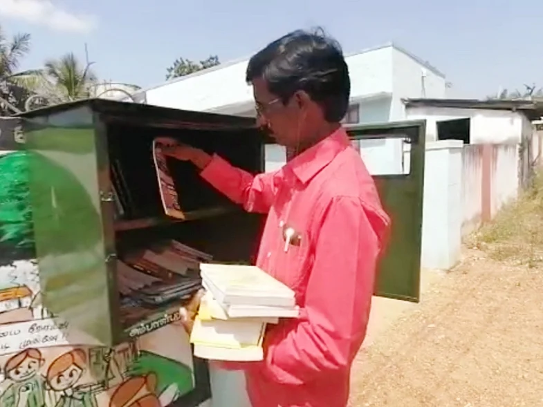 `தினசரிகள், பொது அறிவு புத்தகங்கள்!' - சொந்தச் செலவில் புத்தகப் பெட்டகம் அமைத்த புதுக்கோட்டை இளைஞர்