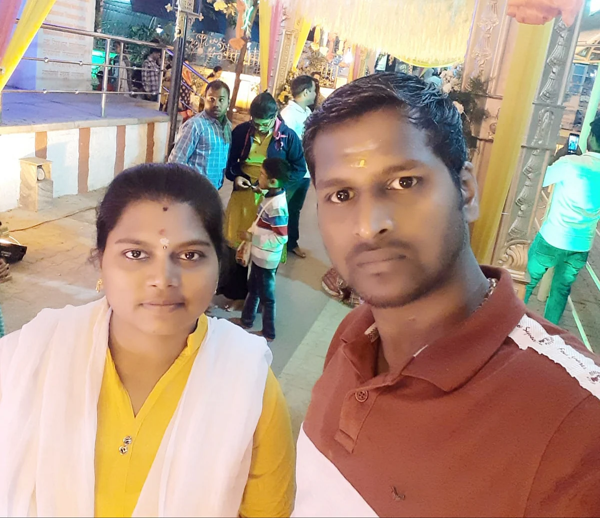 சாப்பாடு வழங்கும் தம்பதி.