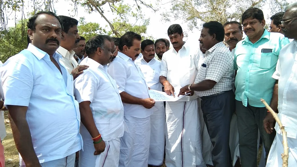 ஆளும் கட்சியைச் சேர்ந்த எம்.எல்.ஏ.க்கள் மயிலாடுதுறை ராதாகிருஷ்ணன், பூம்புகார் பவுன்ராஜ், சீர்காழி பாரதி ஆகியோர்
