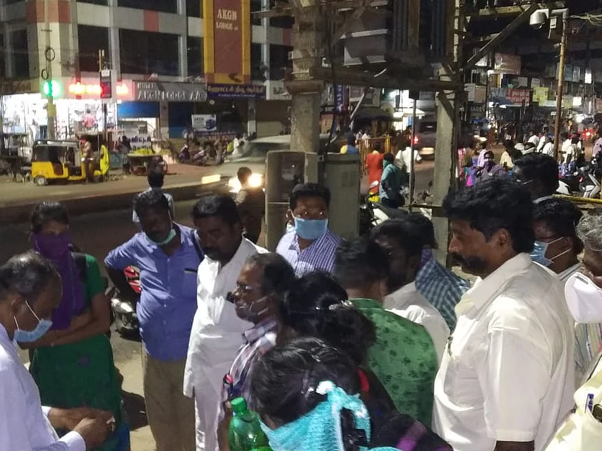 `ஊருக்குச் செல்லமுடியாமல் தவித்த மாணவிகள்!'- பத்திரமாக வீடு சேர உதவிய புதுக்கோட்டை அதிகாரி #Lockdown