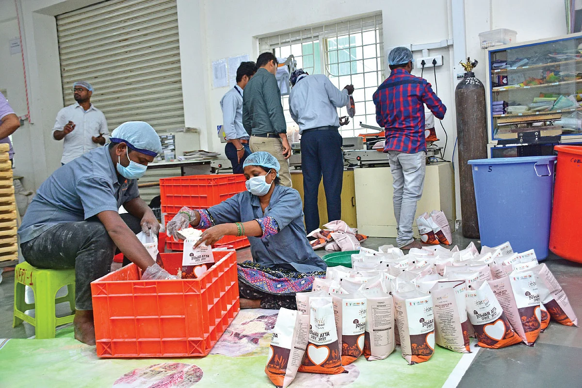 மாவு பேக்கிங் செய்யும் பணியில்